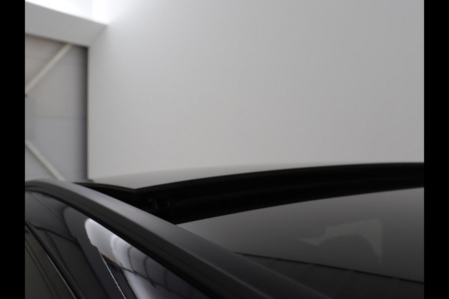 Mercedes-Benz E-Klasse 300e AMG | Panoramadak | Adaptive cruise | Nappaleder | 360 Camera | Matrix LED | Trekhaak | Burmester | Navigatie | Stoelverwarming | Park Assist | Sfeerverlichting | PHEV | Plug In