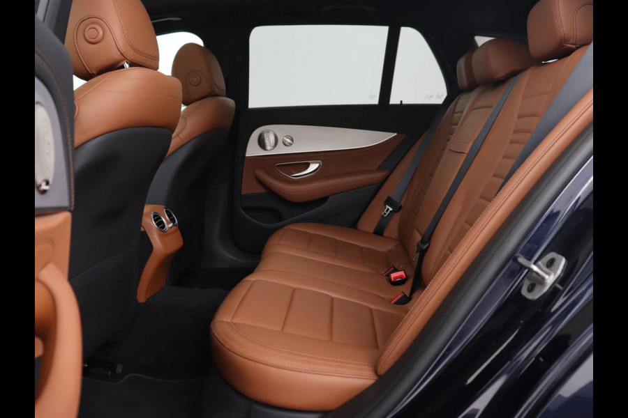 Mercedes-Benz E-Klasse 300e AMG | Panoramadak | Adaptive cruise | Nappaleder | 360 Camera | Matrix LED | Trekhaak | Burmester | Navigatie | Stoelverwarming | Park Assist | Sfeerverlichting | PHEV | Plug In