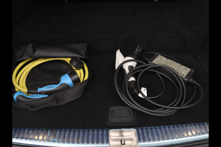 Mercedes-Benz E-Klasse 300e AMG | Panoramadak | Adaptive cruise | Nappaleder | 360 Camera | Matrix LED | Trekhaak | Burmester | Navigatie | Stoelverwarming | Park Assist | Sfeerverlichting | PHEV | Plug In