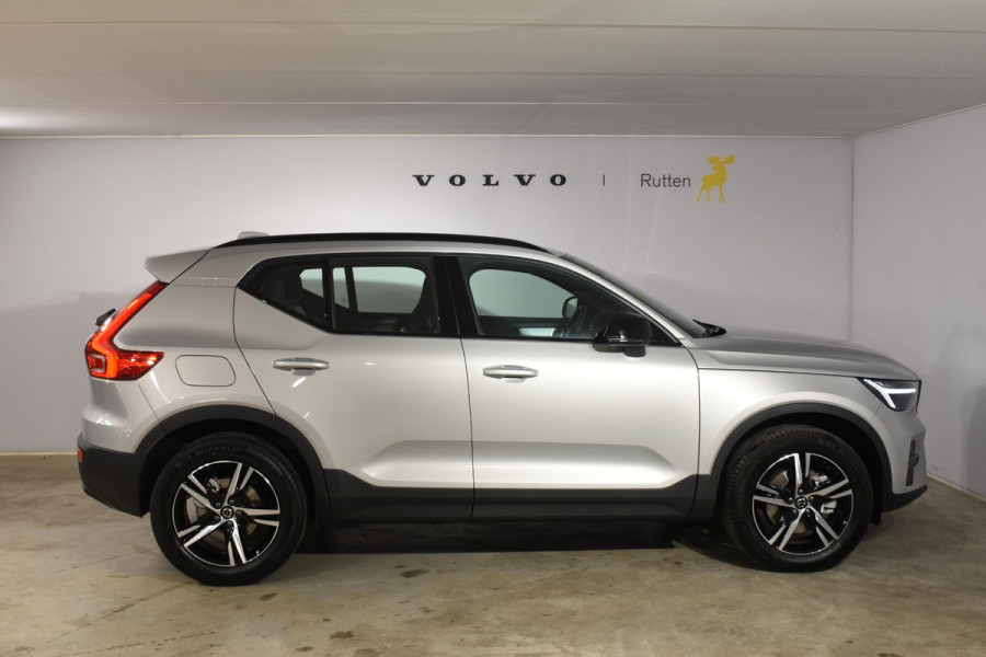 Volvo XC40 B4 211PK Automaat Plus Dark / Navigatie / Harman Kardon / Stuur & Stoelverwarming / LM Velgen / Trekhaak