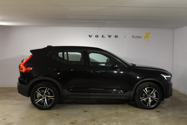 Volvo XC40 B4 211PK Automaat Plus Dark / Navigatie / Harman Kardon / Stuur & Stoelverwarming / LM Velgen / Trekhaak