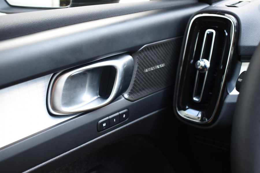 Volvo XC40 B4 211PK Automaat Plus Dark / Navigatie / Harman Kardon / Stuur & Stoelverwarming / LM Velgen / Trekhaak