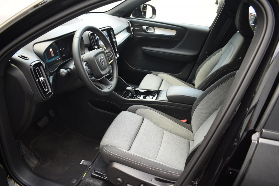 Volvo XC40 B4 211PK Automaat Plus Dark / Navigatie / Harman Kardon / Stuur & Stoelverwarming / LM Velgen / Trekhaak