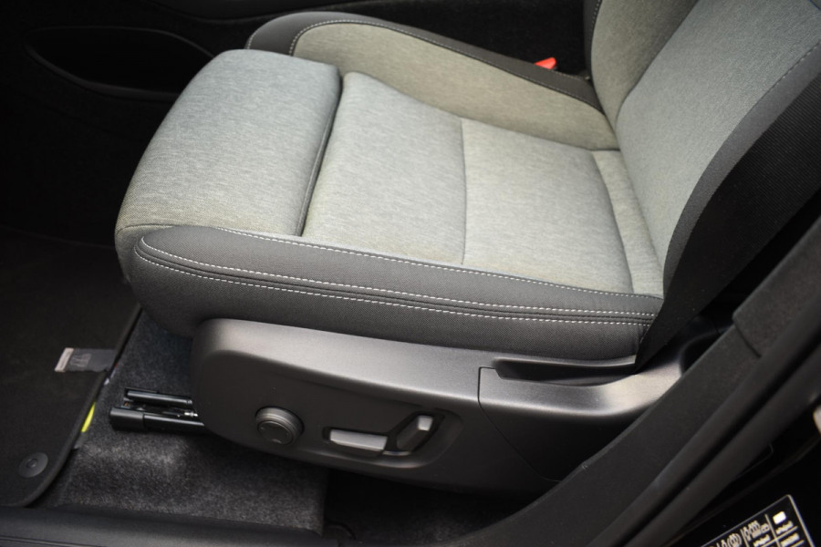 Volvo XC40 B4 211PK Automaat Plus Dark / Navigatie / Harman Kardon / Stuur & Stoelverwarming / LM Velgen / Trekhaak