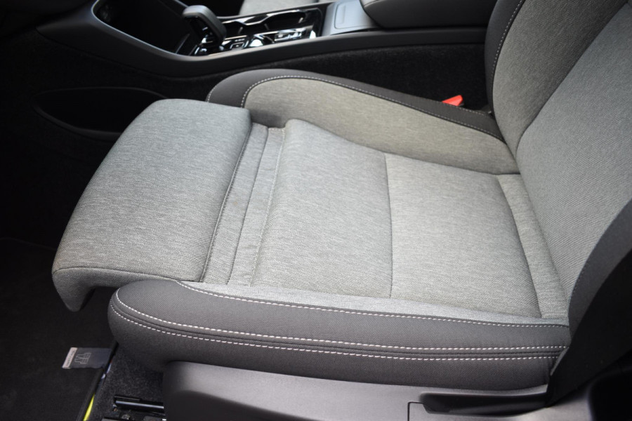 Volvo XC40 B4 211PK Automaat Plus Dark / Navigatie / Harman Kardon / Stuur & Stoelverwarming / LM Velgen / Trekhaak