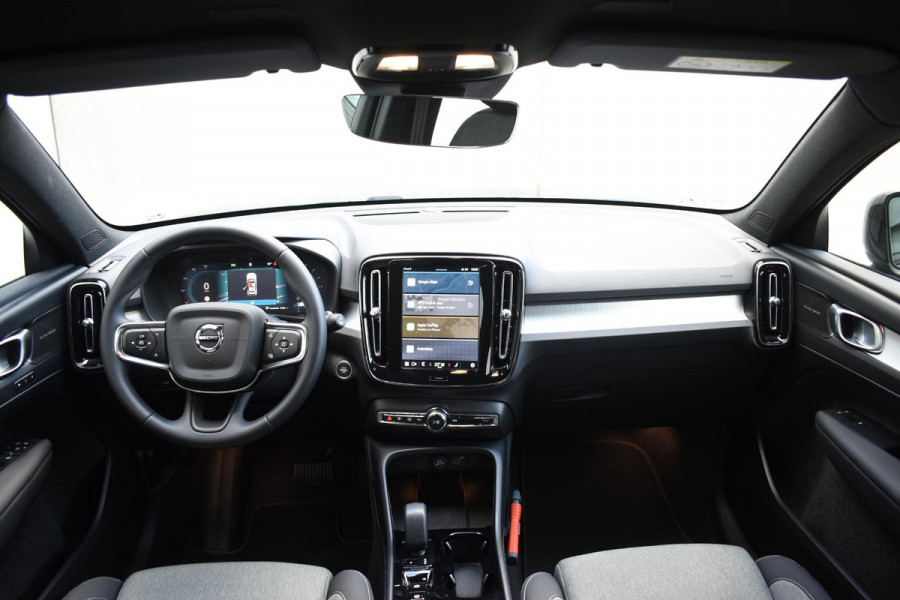 Volvo XC40 B4 211PK Automaat Plus Dark / Navigatie / Harman Kardon / Stuur & Stoelverwarming / LM Velgen / Trekhaak