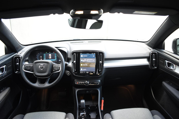 Volvo XC40 B4 211PK Automaat Plus Dark / Navigatie / Harman Kardon / Stuur & Stoelverwarming / LM Velgen / Trekhaak