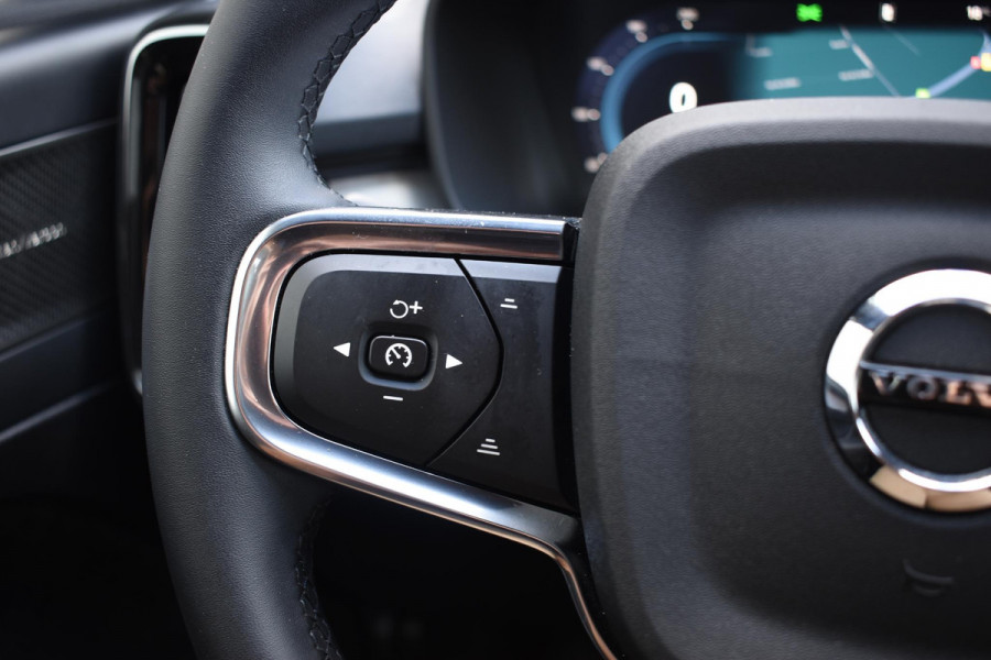 Volvo XC40 B4 211PK Automaat Plus Dark / Navigatie / Harman Kardon / Stuur & Stoelverwarming / LM Velgen / Trekhaak