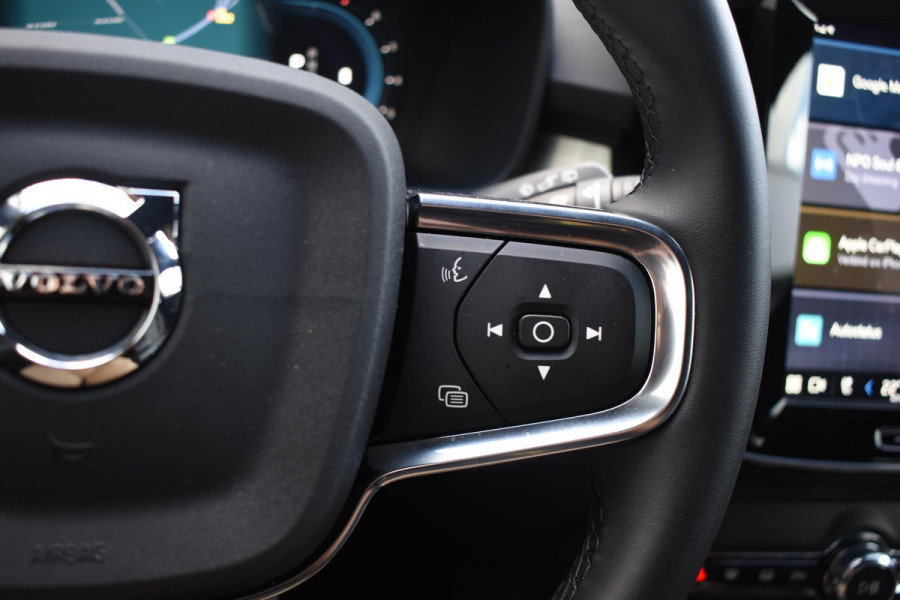 Volvo XC40 B4 211PK Automaat Plus Dark / Navigatie / Harman Kardon / Stuur & Stoelverwarming / LM Velgen / Trekhaak