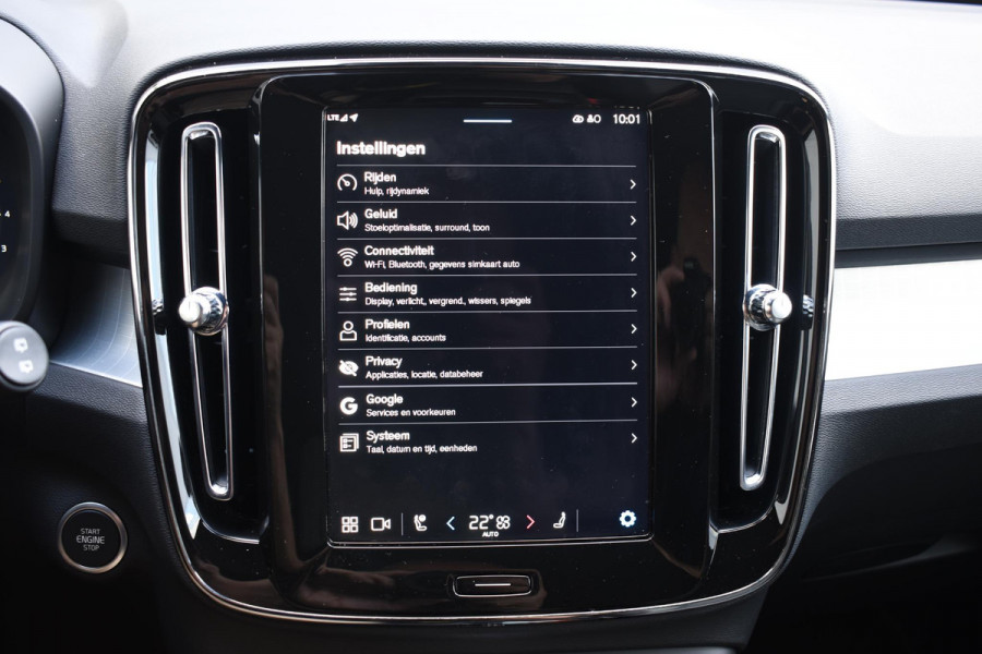 Volvo XC40 B4 211PK Automaat Plus Dark / Navigatie / Harman Kardon / Stuur & Stoelverwarming / LM Velgen / Trekhaak