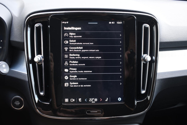 Volvo XC40 B4 211PK Automaat Plus Dark / Navigatie / Harman Kardon / Stuur & Stoelverwarming / LM Velgen / Trekhaak