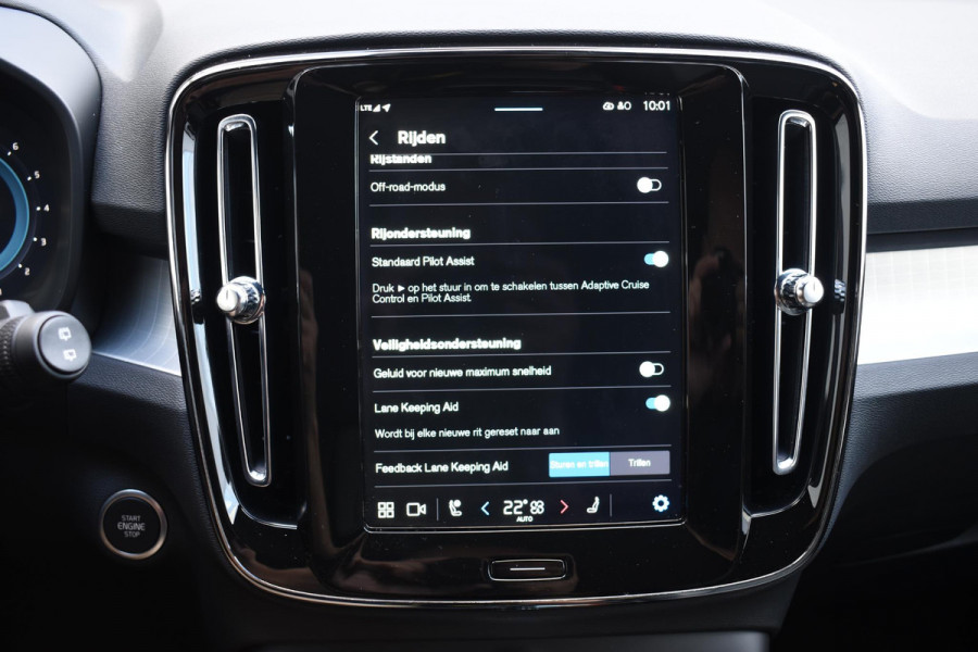 Volvo XC40 B4 211PK Automaat Plus Dark / Navigatie / Harman Kardon / Stuur & Stoelverwarming / LM Velgen / Trekhaak