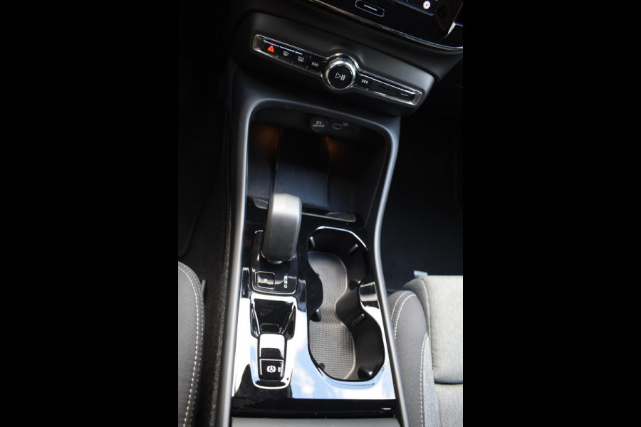 Volvo XC40 B4 211PK Automaat Plus Dark / Navigatie / Harman Kardon / Stuur & Stoelverwarming / LM Velgen / Trekhaak