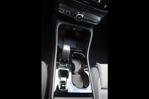 Volvo XC40 B4 211PK Automaat Plus Dark / Navigatie / Harman Kardon / Stuur & Stoelverwarming / LM Velgen / Trekhaak