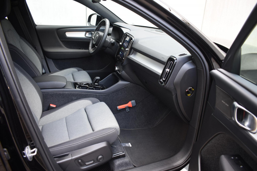 Volvo XC40 B4 211PK Automaat Plus Dark / Navigatie / Harman Kardon / Stuur & Stoelverwarming / LM Velgen / Trekhaak