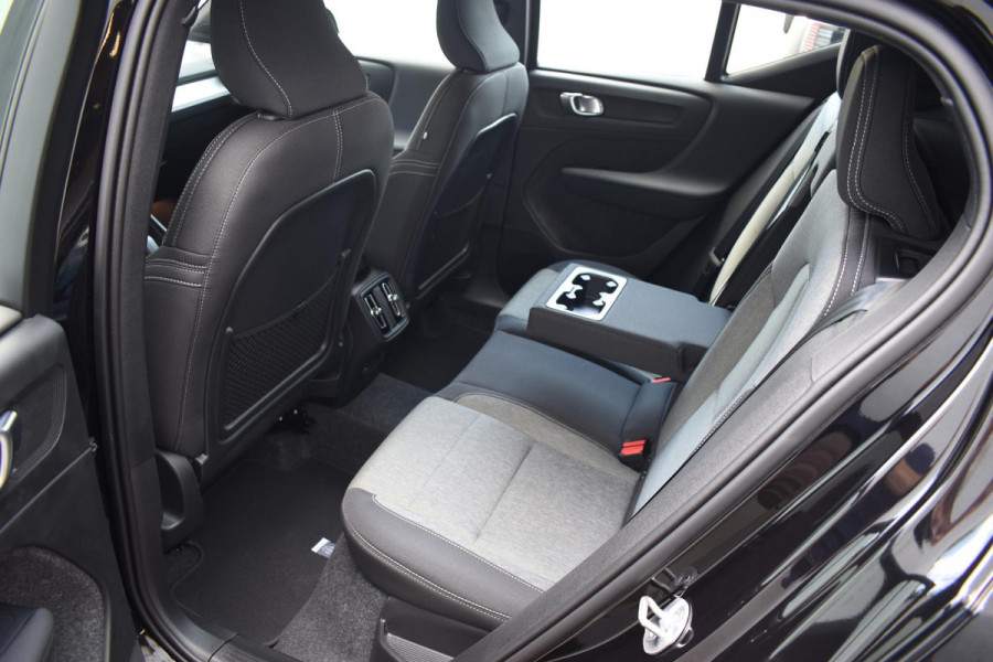 Volvo XC40 B4 211PK Automaat Plus Dark / Navigatie / Harman Kardon / Stuur & Stoelverwarming / LM Velgen / Trekhaak