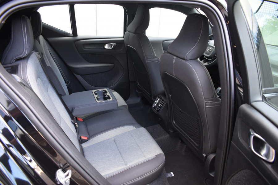Volvo XC40 B4 211PK Automaat Plus Dark / Navigatie / Harman Kardon / Stuur & Stoelverwarming / LM Velgen / Trekhaak