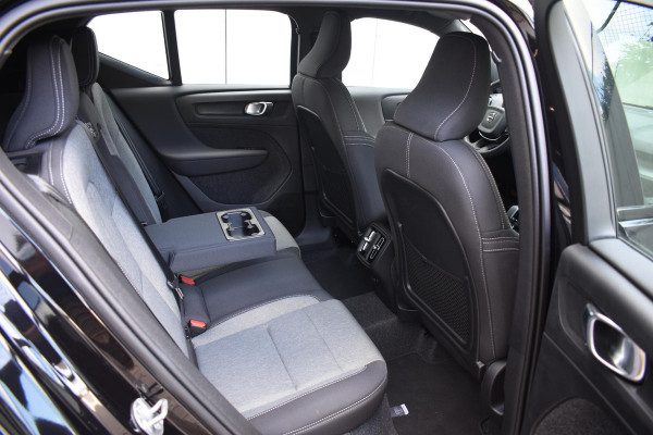 Volvo XC40 B4 211PK Automaat Plus Dark / Navigatie / Harman Kardon / Stuur & Stoelverwarming / LM Velgen / Trekhaak