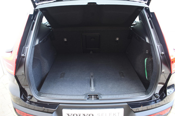 Volvo XC40 B4 211PK Automaat Plus Dark / Navigatie / Harman Kardon / Stuur & Stoelverwarming / LM Velgen / Trekhaak