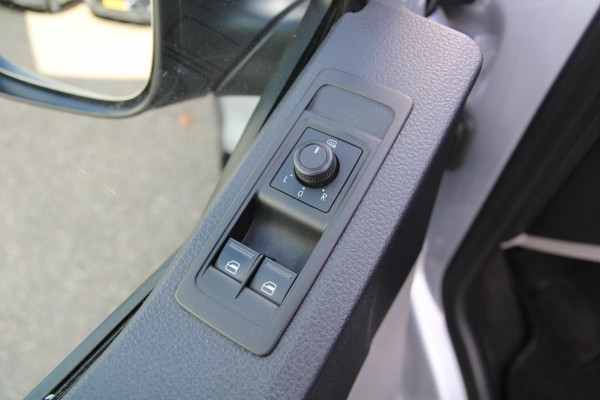 Volkswagen Transporter 2.0 TDI L2H1 Cruise / Voorruitverwarming / Airco / 3 zits