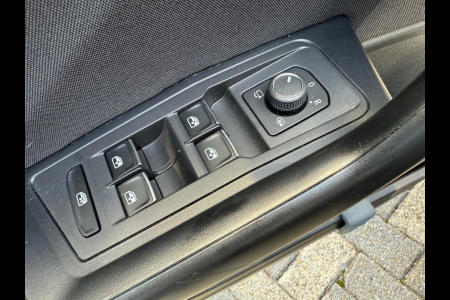 Volkswagen T-Roc 1.5 TSI automaat Style Business, NAP, 1e eigenaar, Trekhaak, VC, CarPlay