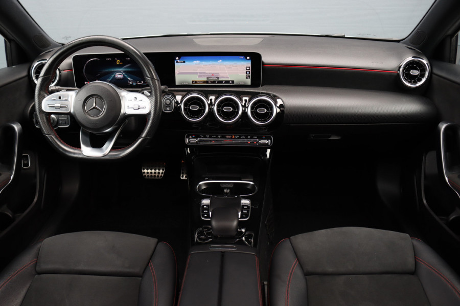 Mercedes-Benz A-Klasse 200 Business Solution AMG | Panoramadak | Camera | Night Pakket | High Performance Led | Widescreen | Regensensor |