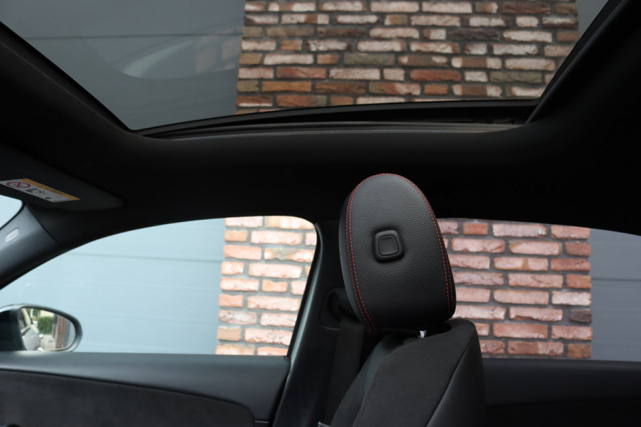 Mercedes-Benz A-Klasse 200 Business Solution AMG | Panoramadak | Camera | Night Pakket | High Performance Led | Widescreen | Regensensor |