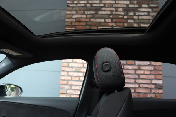 Mercedes-Benz A-Klasse 200 Business Solution AMG | Panoramadak | Camera | Night Pakket | High Performance Led | Widescreen | Regensensor |