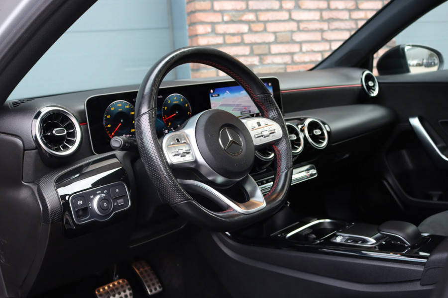 Mercedes-Benz A-Klasse 200 Business Solution AMG | Panoramadak | Camera | Night Pakket | High Performance Led | Widescreen | Regensensor |