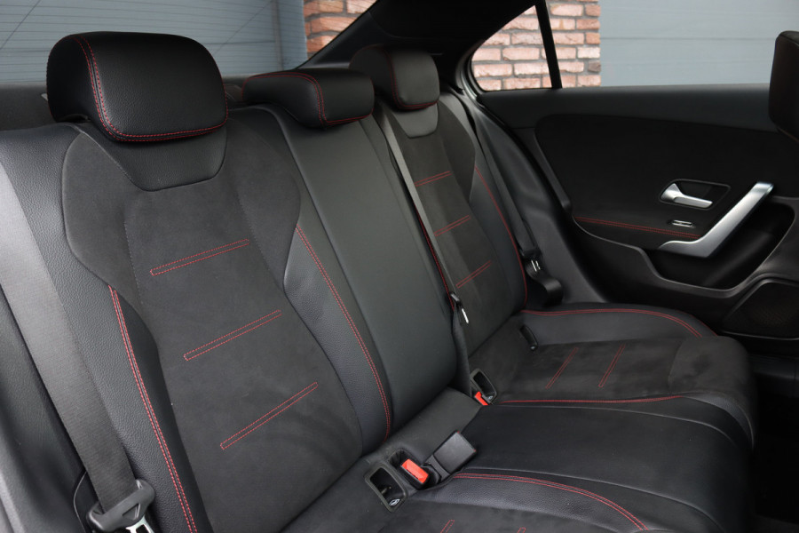 Mercedes-Benz A-Klasse 200 Business Solution AMG | Panoramadak | Camera | Night Pakket | High Performance Led | Widescreen | Regensensor |
