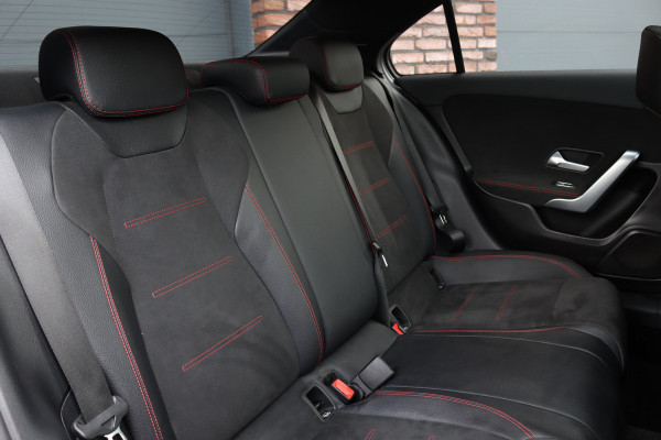 Mercedes-Benz A-Klasse 200 Business Solution AMG | Panoramadak | Camera | Night Pakket | High Performance Led | Widescreen | Regensensor |