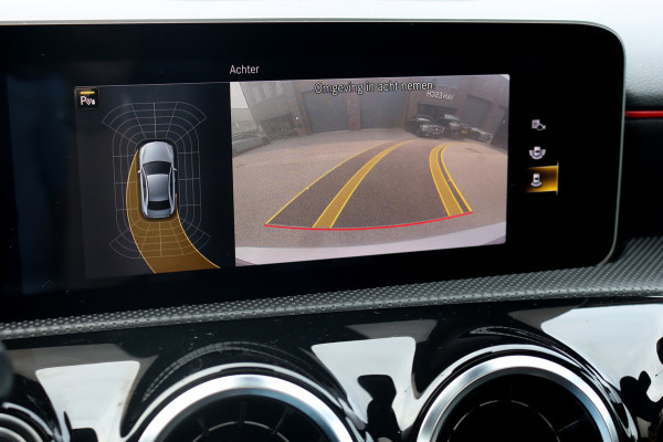 Mercedes-Benz A-Klasse 200 Business Solution AMG | Panoramadak | Camera | Night Pakket | High Performance Led | Widescreen | Regensensor |