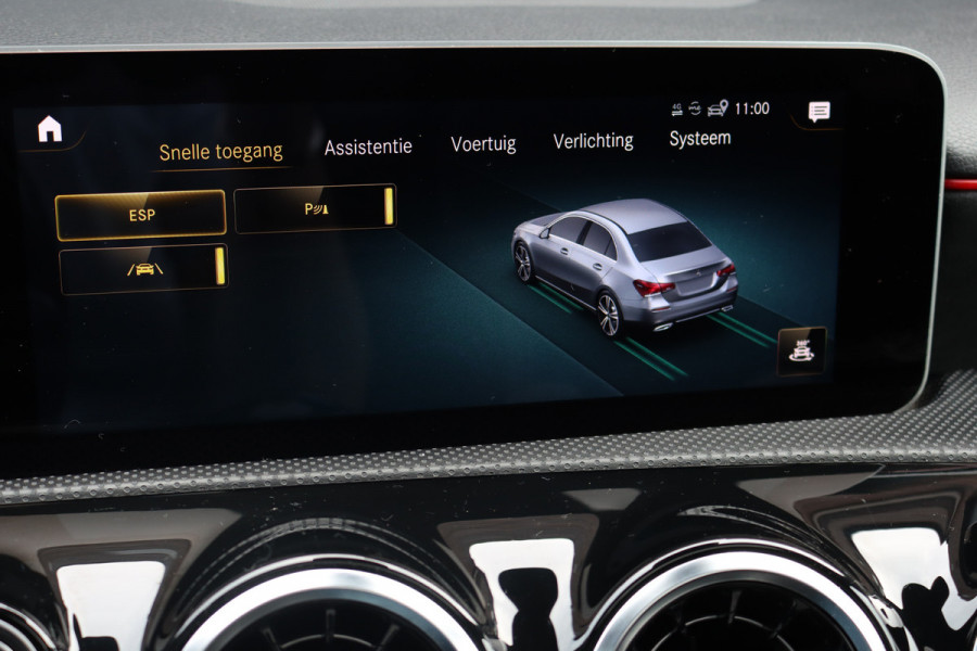 Mercedes-Benz A-Klasse 200 Business Solution AMG | Panoramadak | Camera | Night Pakket | High Performance Led | Widescreen | Regensensor |