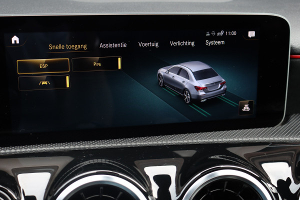 Mercedes-Benz A-Klasse 200 Business Solution AMG | Panoramadak | Camera | Night Pakket | High Performance Led | Widescreen | Regensensor |