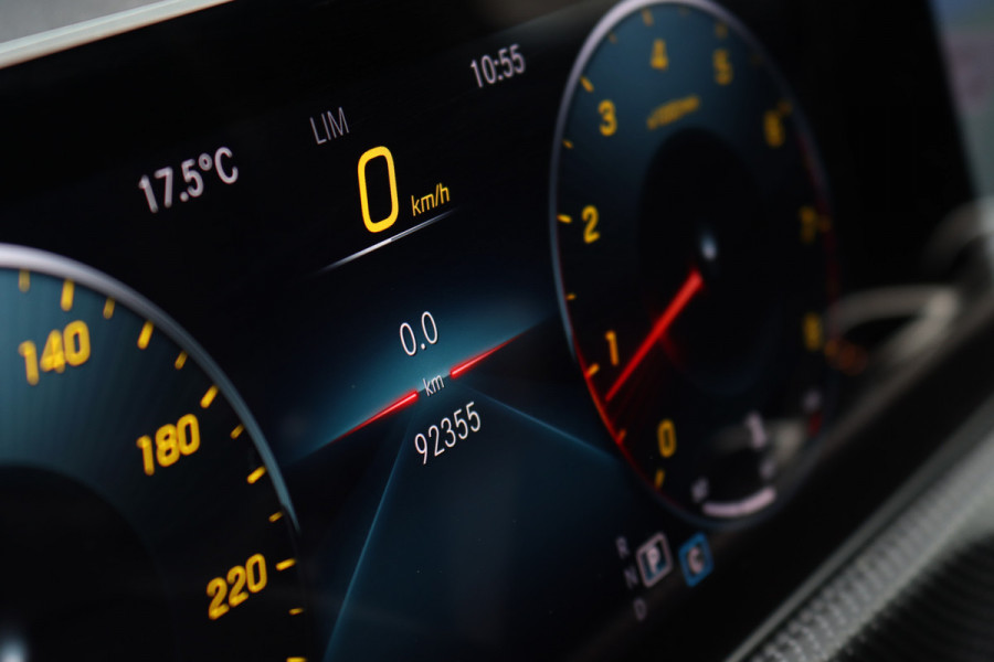 Mercedes-Benz A-Klasse 200 Business Solution AMG | Panoramadak | Camera | Night Pakket | High Performance Led | Widescreen | Regensensor |
