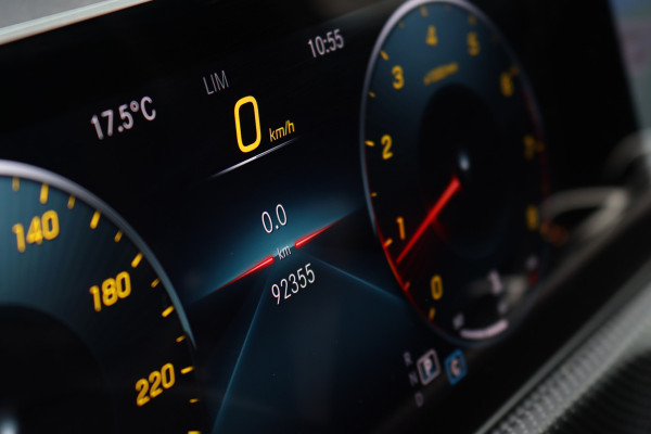 Mercedes-Benz A-Klasse 200 Business Solution AMG | Panoramadak | Camera | Night Pakket | High Performance Led | Widescreen | Regensensor |