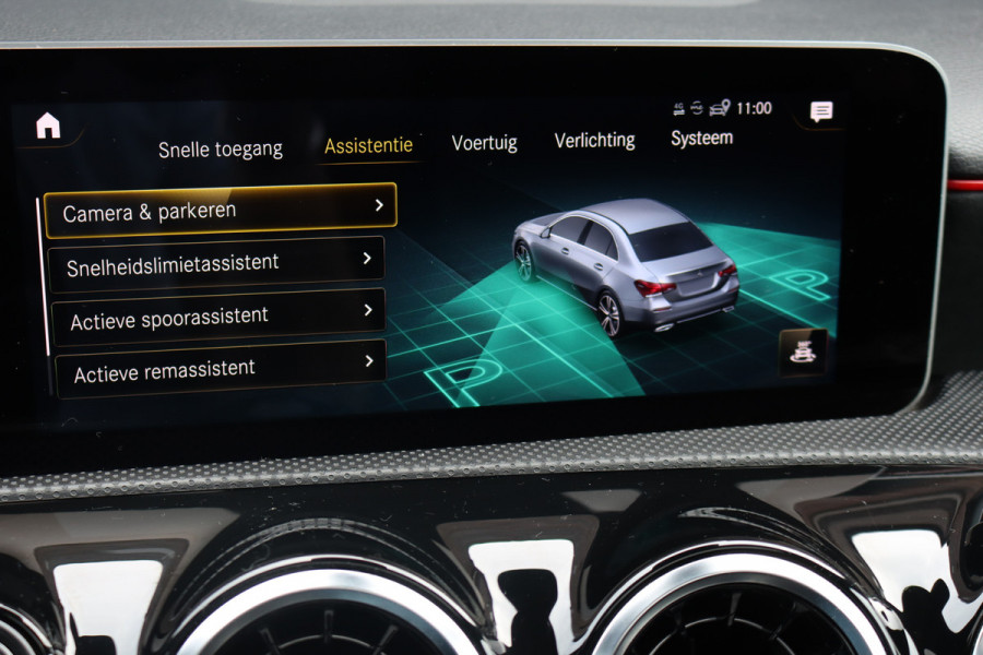 Mercedes-Benz A-Klasse 200 Business Solution AMG | Panoramadak | Camera | Night Pakket | High Performance Led | Widescreen | Regensensor |