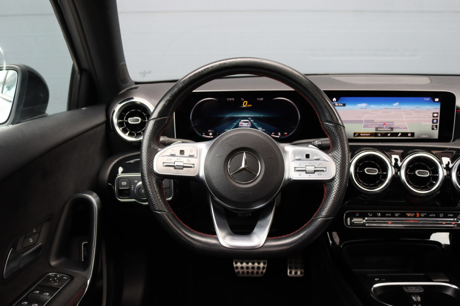 Mercedes-Benz A-Klasse 200 Business Solution AMG | Panoramadak | Camera | Night Pakket | High Performance Led | Widescreen | Regensensor |