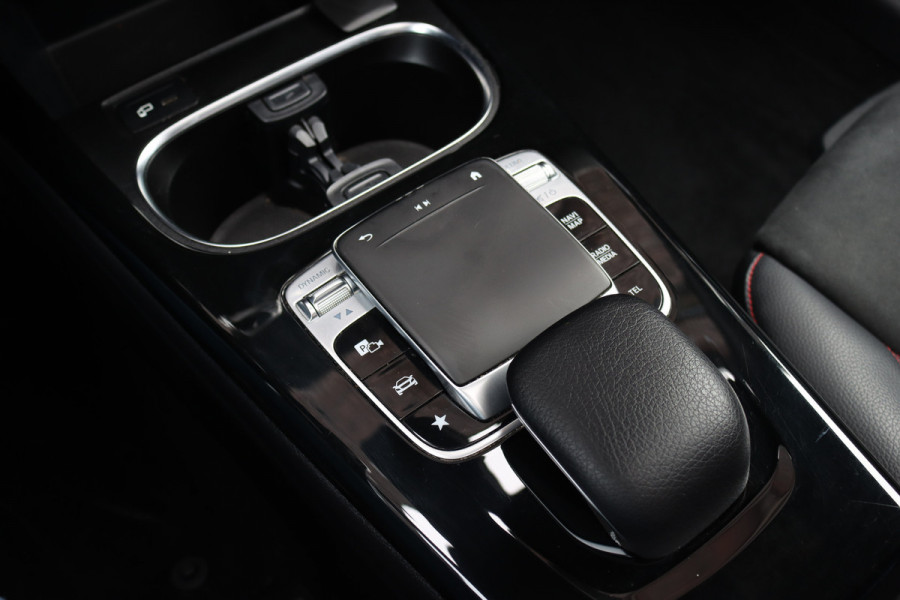 Mercedes-Benz A-Klasse 200 Business Solution AMG | Panoramadak | Camera | Night Pakket | High Performance Led | Widescreen | Regensensor |