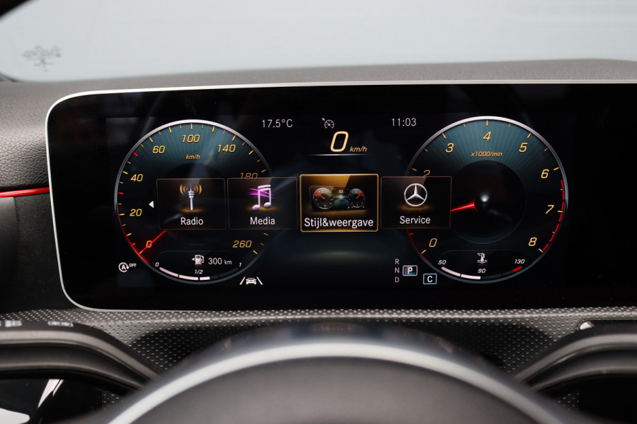 Mercedes-Benz A-Klasse 200 Business Solution AMG | Panoramadak | Camera | Night Pakket | High Performance Led | Widescreen | Regensensor |
