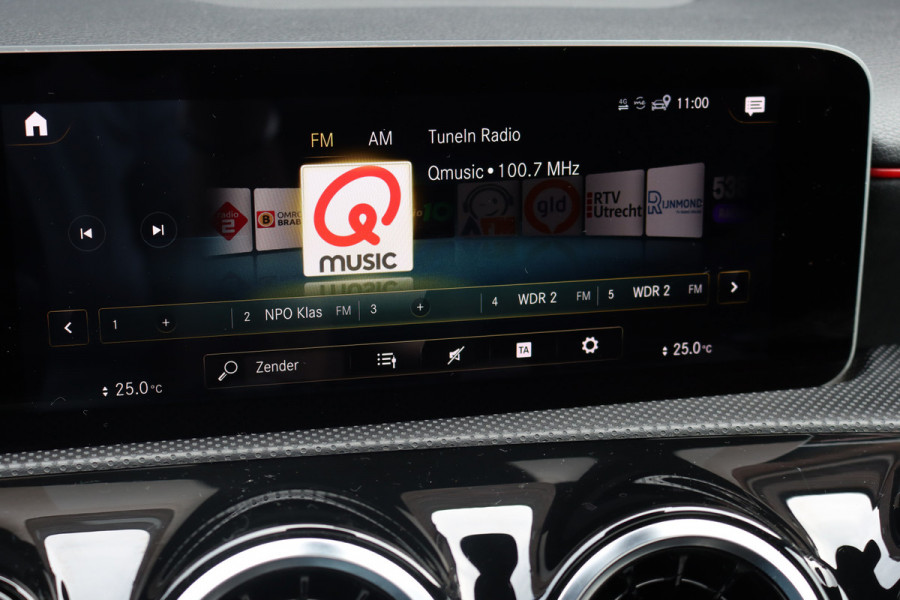 Mercedes-Benz A-Klasse 200 Business Solution AMG | Panoramadak | Camera | Night Pakket | High Performance Led | Widescreen | Regensensor |