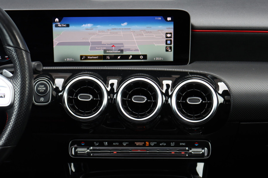 Mercedes-Benz A-Klasse 200 Business Solution AMG | Panoramadak | Camera | Night Pakket | High Performance Led | Widescreen | Regensensor |