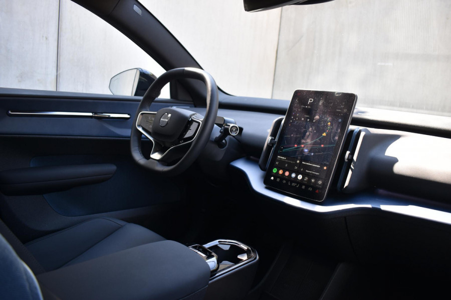Volvo EX30 Single Motor Extended Range Plus 69 kWh / Adaptieve Cruise Control / Pilot Assist / Harman Kardon / Verwarmbare Voorstoelen en Stuurwiel / Elektr. achterklep / Climate control