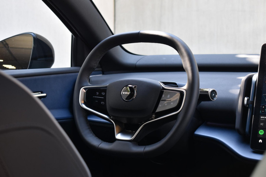 Volvo EX30 Single Motor Extended Range Plus 69 kWh / Adaptieve Cruise Control / Pilot Assist / Harman Kardon / Verwarmbare Voorstoelen en Stuurwiel / Elektr. achterklep / Climate control