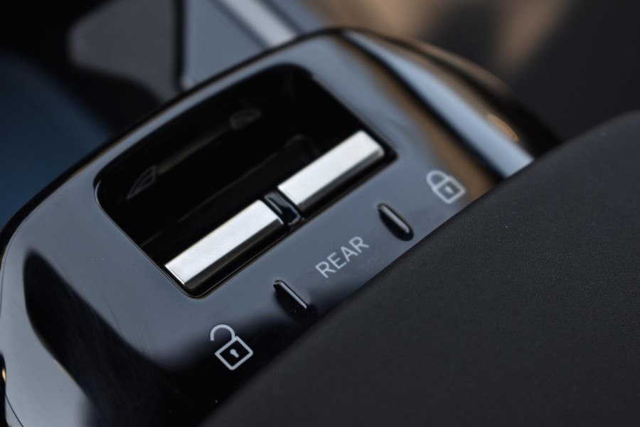 Volvo EX30 Single Motor Extended Range Plus 69 kWh / Adaptieve Cruise Control / Pilot Assist / Harman Kardon / Verwarmbare Voorstoelen en Stuurwiel / Elektr. achterklep / Climate control