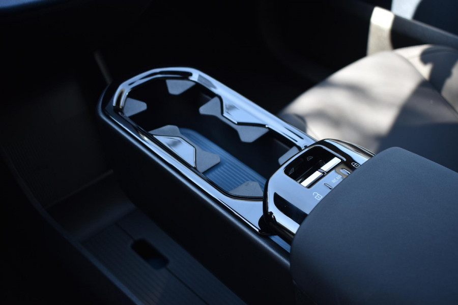 Volvo EX30 Single Motor Extended Range Plus 69 kWh / Adaptieve Cruise Control / Pilot Assist / Harman Kardon / Verwarmbare Voorstoelen en Stuurwiel / Elektr. achterklep / Climate control