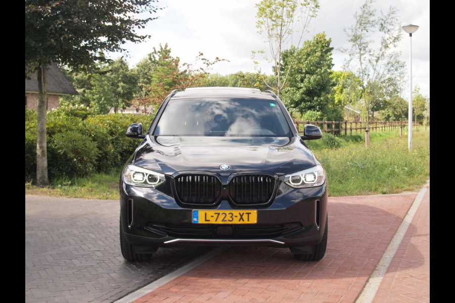 BMW iX3 Executive 80 kWh | Panoramadak | Camera | Apple Carplay | Cruise Control | Leer |