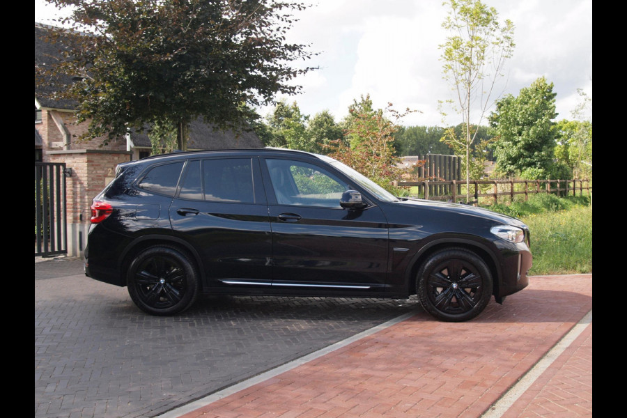 BMW iX3 Executive 80 kWh | Panoramadak | Camera | Apple Carplay | Cruise Control | Leer |