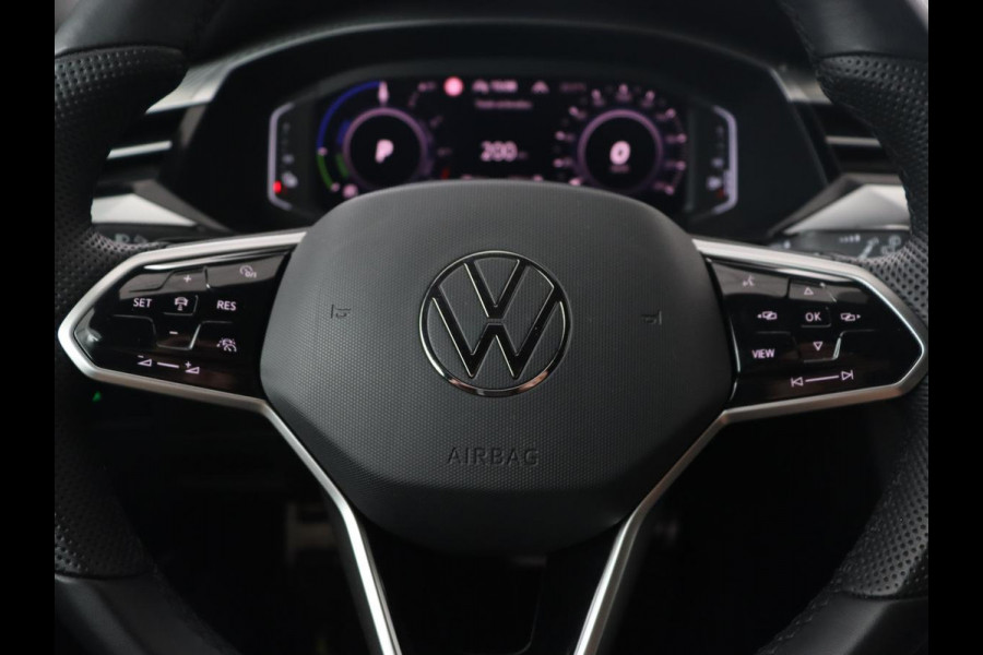 Volkswagen Arteon Shooting Brake 1.4 eHybrid R Line | Trekhaak | Leder/Alcantara | Massage | Camera | Adaptive cruise | Achterbankverwarming | Virtual Cockpit | Matrix LED | Carplay | Navigatie | PHEV | Plug In