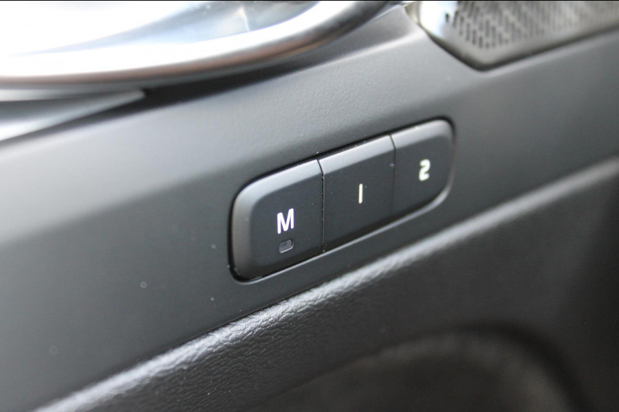Volvo XC40 B4 211PK automaat Plus Dark Adaptieve Cruise Control / Blis / Google infotainment / Semi elektrisch wegklapbare trekhaak / Verwarmbare voorruit